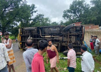 अनियंत्रित होकर पलटा ट्रक,बाल बाल बचे चालक- परिचालक