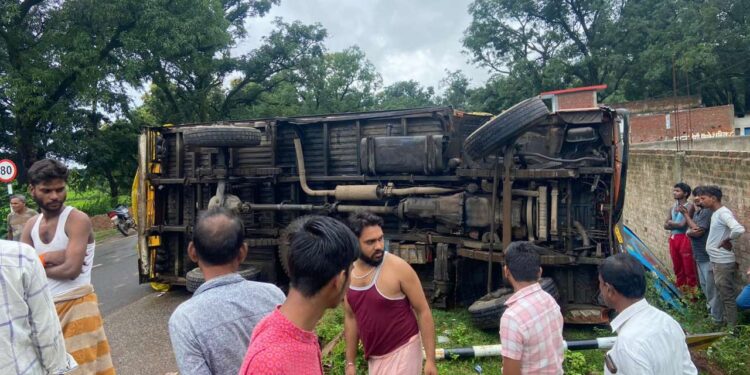 अनियंत्रित होकर पलटा ट्रक,बाल बाल बचे चालक- परिचालक