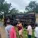 अनियंत्रित होकर पलटा ट्रक,बाल बाल बचे चालक- परिचालक