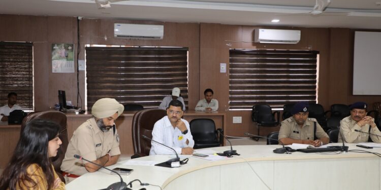 जिले में कानून व्यवस्था के संबंध में कलेक्टर की अध्यक्षता में समीक्षा बैठक संपन्न,जिले में त्योहारों पर कानून व्यवस्था सुदृढ़ रहें,जिले में शांति व्यवस्था बनाये रखना हमारी प्राथमिकता है,कानून व्यवस्था बाधित करने वाले व्यक्तियों को चिन्हित कर कठोर कार्यवाही करें,विसर्जन कुण्‍ड के आस-पास पर्याप्त बिजली एवं सुरक्षा के पुख्ता इंतजाम किए जाए,समस्त एसडीएम एवं एसडीओपी अपनी टीम के साथ अलर्ट मोड में रहे