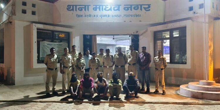 माधवनगर थाना प्रभारी निरीक्षक अनूप सिंह ठाकुर और उनकी टीम ने इस कार्रवाई को सफलतापूर्वक अंजाम दिया देखे  VIDEO