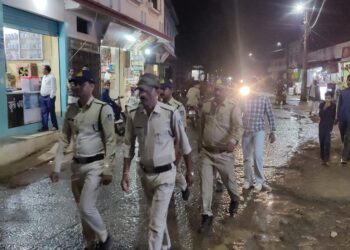 आगामी त्यौहारों को देखते हुए पुलिस ने निकाल फ्लैग मार्च
