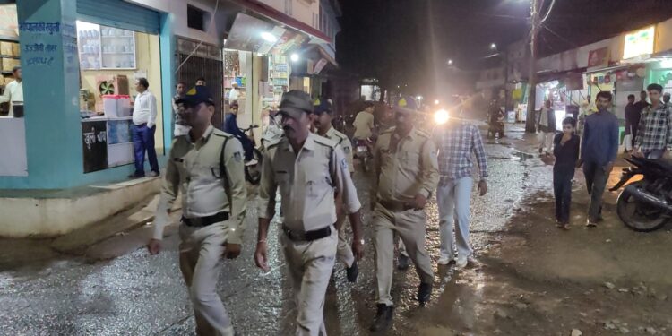 आगामी त्यौहारों को देखते हुए पुलिस ने निकाल फ्लैग मार्च
