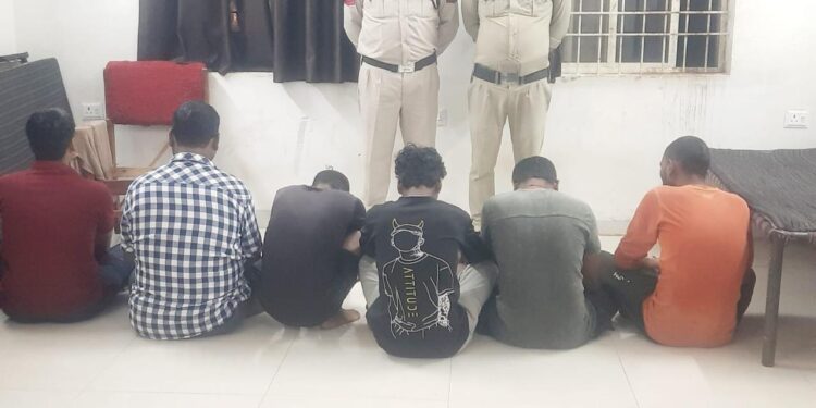 *झिंझरी पुलिस चौकी थाना माधवनगर के द्वारा गणेश उत्सव के दौरान 6 असामाजिक तत्वों के विरूद्ध धारा 170 भा.ना.सु.सं. के तहत की गई प्रभावी कार्यवाही*