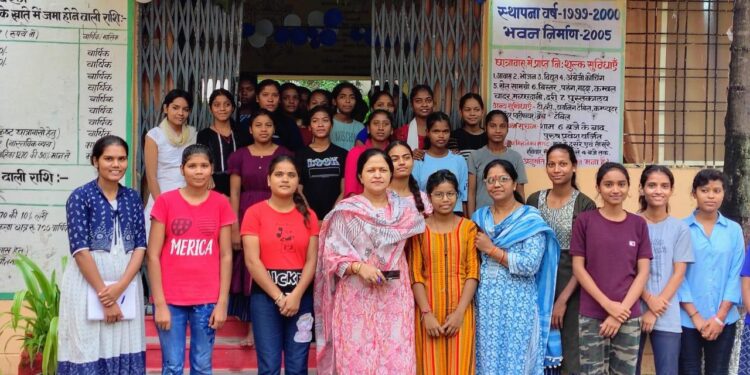 क्षेत्रीय परिवहन अधिकारी निशा चौहान ने जनजातीय कन्या छात्रावास का किया निरीक्षण
