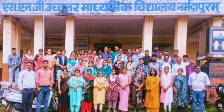 शैक्षणिक गुणवत्ता हेतु हाई स्कूल अंग्रेजी एवं गणित के शिक्षकों के प्रशिक्षण का आयोजन किया गया