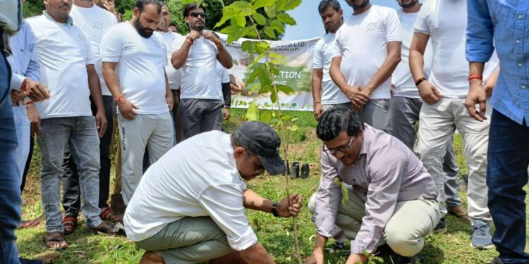 जिला खनिज अधिकारी दिवेश मरकाम के मुख्यातिथ्य में रेत ठेका कंपनी ने पर्यावरण बचाओ अभियान की शुरुआत की,ग्राम पंचायत में फलदार एवं छायादार पौधे लगाकर अभियान का किया शुभारंभ….