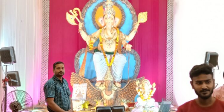 गरुण देव पर सवार श्री गणेश, श्री गणेश जी के साथ शेल्फी लेकर मोबइल फोन पर भक्त कर रहे कैद