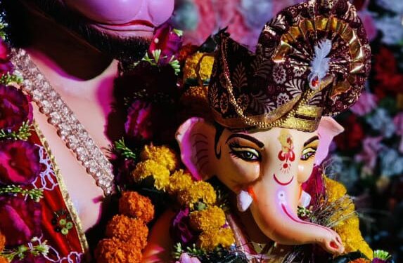 मकरोनिया में राम भक्त हनुमान की गोद में विराजमान हुए श्री गणेश जी