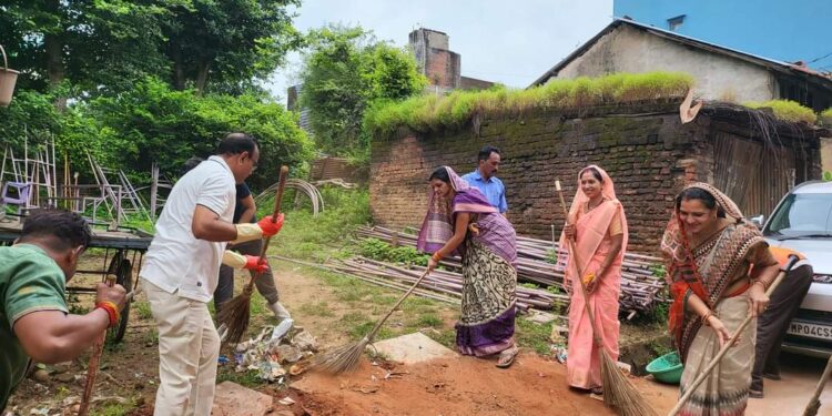 नगर परिषद माखन नगर द्वारा विधायक श्री ठाकुर के नेतृत्व में स्वच्छता ही सेवा कार्यक्रम के तहत किए गए विभिन्न आयोजन सहित सफाई मित्रों का किया गया सम्मान…