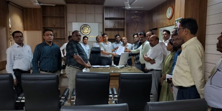 कटनी जिले के समस्त राजस्व अधिकारियों जिसमें तहसीलदार, एसएलआर, नायब तहसीलदार, प्रभारी नायब तहसीलदार और एएसएलआर शामिल रहें के द्वारा कलेक्टर कटनी श्री दिलीप यादव को ज्ञापन दिया गया है।