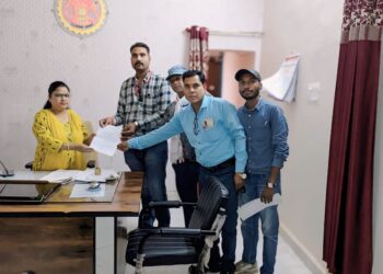 *पटवारी संघ ढीमरखेड़ा द्वारा अपनी लंबित न्यायोचित मांगों को पूरा करने हेतु विरोध स्वरूप दो दिवस के सामूहिक अवकाश हेतु एस डी एम महोदया को ज्ञापन