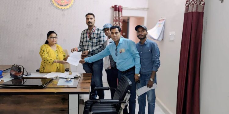 *पटवारी संघ ढीमरखेड़ा द्वारा अपनी लंबित न्यायोचित मांगों को पूरा करने हेतु विरोध स्वरूप दो दिवस के सामूहिक अवकाश हेतु एस डी एम महोदया को ज्ञापन