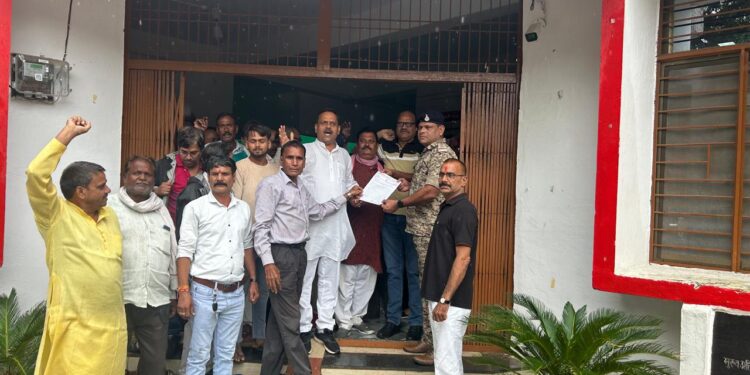 *विजयराघवगढ़ कांग्रेस कार्यकर्ता एफआईआर दर्ज करने पहुंचे पुलिस थाने*