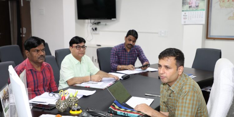 संभागायुक्त ने विभिन्न विभागों के निर्माण कार्यों की समीक्षा की,रोड निर्माण में अड़चन उत्पन्न कर रहे विद्युत पोल प्राथमिकता से शिफ्ट किये जाएं,सभी निर्माण कार्य दी गई समय सीमा में पूर्ण हो