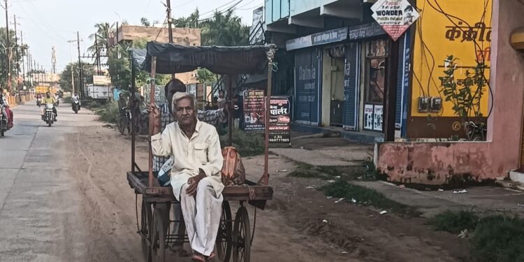 *अनोखी तस्वीर* बचपन मे पिता की साईकल बुढ़ापे मे बेटे का ठेला आप भी देखिये हमारे द्वारा ली गईं तस्वीर क्या बया करती है?