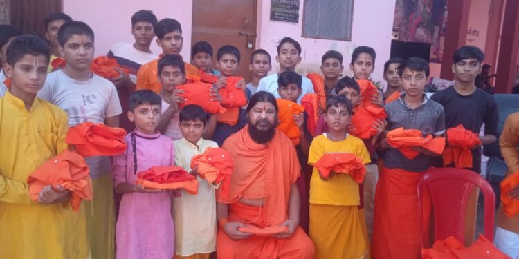 शालेय परिधान पाकर बालकों के खिले चेहरे*