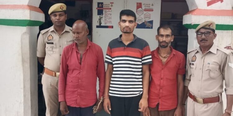 *थाना ठठिया पुलिस द्वारा 3 नफर वारण्टी अभियुक्तगण को किया गिरफ्तार ।*