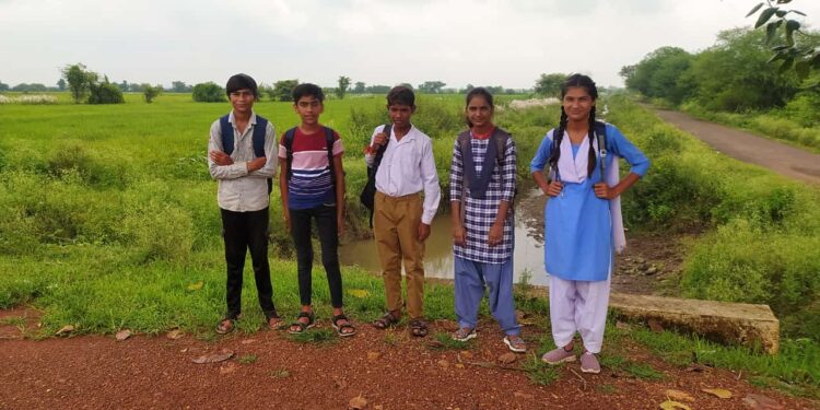 विधायक ने ग्रामीणों की मांग पर बस स्टैंड की दी सौगात,स्कूली बच्चों को मिलेगी सुविध,सुपल्ली गांव में प्राथमिक शाला पांचवी तक होने से अब आठवीं तक स्कूल बढ़ाने की हो रही है मांग.