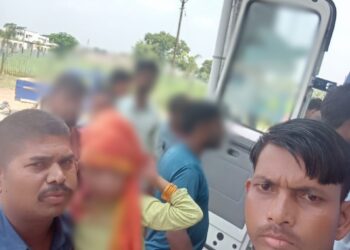 *सागर के थाना मालथौन क्षेत्र में सड़क दुर्घटना में घायल हुई महिला एवं दो मासूम बच्चे, डायल-100 जवानों ने पहुँचाया अस्पताल*