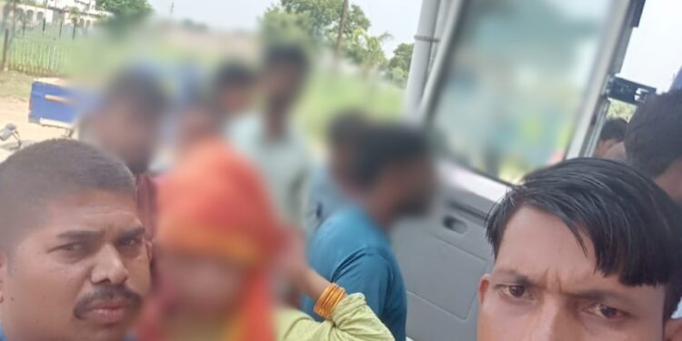*सागर के थाना मालथौन क्षेत्र में सड़क दुर्घटना में घायल हुई महिला एवं दो मासूम बच्चे, डायल-100 जवानों ने पहुँचाया अस्पताल*