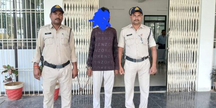 फारेस्टर प्लेग्राउण्ड के पास सरेआम चाकू लहराते हुए युवक को कोतवाली पुलिस ने किया गिरफ्तार* *आरोपी के कब्जे से धारदार चाकू बरामद*