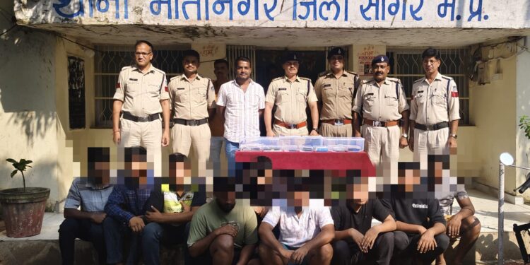 *पुलिस के द्वारा ऑनलाईन सट्टा खिलाने वाले अंतर्राजीय गिरोह को किया गिरफ्तार, 13 पासबुक व 26 एटीएम से करीब 01 करोड का हिसाब किताब बरामद*