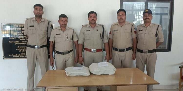 *उड़ीसा से गांजा की खेप लेकर आई महिला गांजा तस्कर को कोतवाली पुलिस ने किया गिरफ्तार* *आरोपिया के कब्जे से 7 पैकेटों में करीब 4 किलो गांजा बरामद*