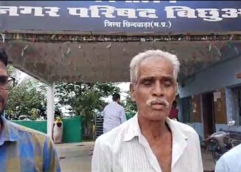 *वार्ड नंबर 15 के नगरवासी नल जल सड़क नाली जैसे सुविधाएं से वंचित*  *नगर परिषद के कार्य प्रणाली को लेकर उठ रहे सवाल, जनसमस्या का नहीं हो रहा निराकारण*