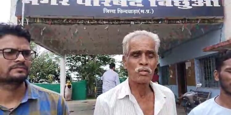 *वार्ड नंबर 15 के नगरवासी नल जल सड़क नाली जैसे सुविधाएं से वंचित*  *नगर परिषद के कार्य प्रणाली को लेकर उठ रहे सवाल, जनसमस्या का नहीं हो रहा निराकारण*