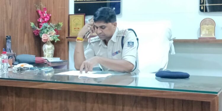 थाना प्रभारी निरीक्षक अनूप सिंह ठाकुर और उनकी टीम ने अवैध शराब ले जाते हुए दो व्यक्तियों के खिलाफ आबकारी अधिनियम के तहत कार्यवाही की