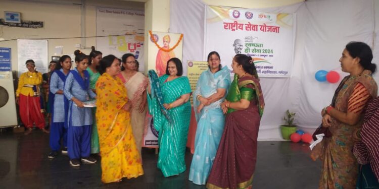 एनएसएस स्थापना दिवस के 55वीं वर्षगाँठ उत्साह पूर्ण वातावरण में प्राचार्य डॉ कामिनी जैन की उपस्थिति में आयोजित की गई