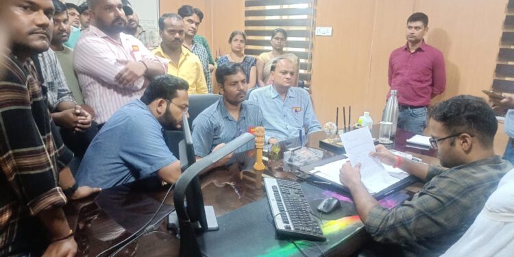 एनकेजे स्टीम कॉलोनी में बढ़ती चोरियों से परेशान कॉलोनी वासियों नें  एरिया मैनेजर से मिलकर अपनी समस्याएं