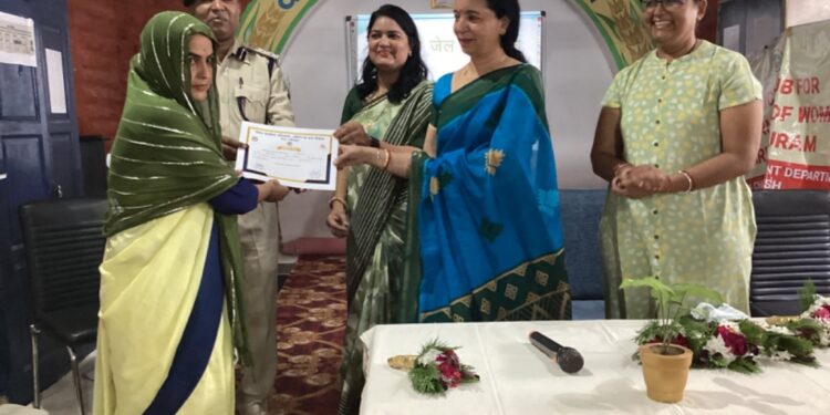 केन्द्रीय जेल नर्मदापुरम में महिला बंदियों को ब्यूटी पार्लर प्रशिक्षण का हुआ समापन