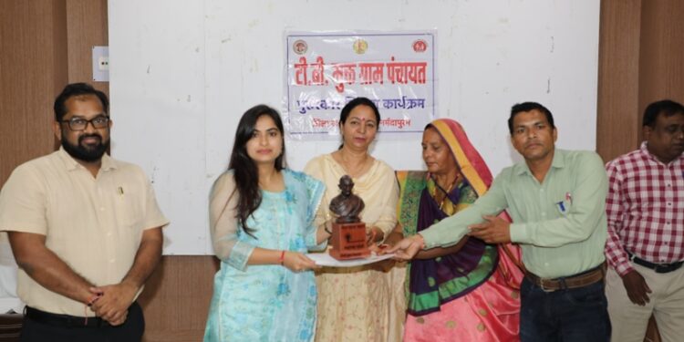 टी. बी. मुक्त जिले के 37 ग्राम पंचायतों के सरपंच एवं सचिवों को कलेक्‍टर सोनिया मीना ने पुरुस्कार वितरण कर किया सम्‍मानित…..