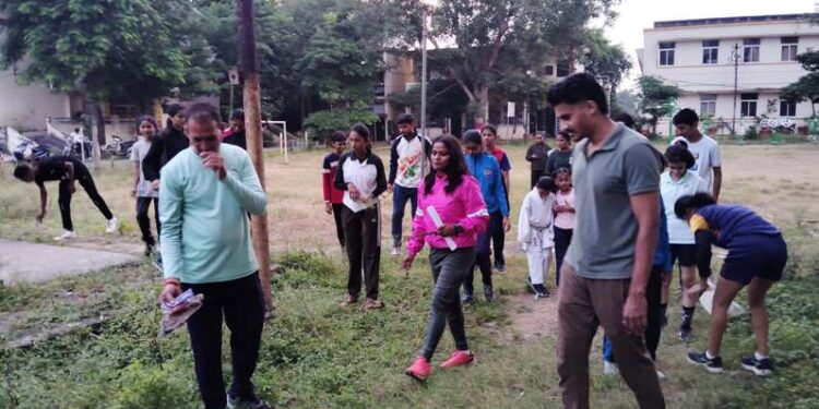 प्रधानमंत्री कॉलेज ऑफ एक्सीलेंस शासकीय नर्मदा महाविद्यालय में खेल मैदान पर स्वच्छता श्रमदान अभियान का किया गया आयोजन,दिलाई खिलाड़ियों को स्वच्छता की शपथ …..