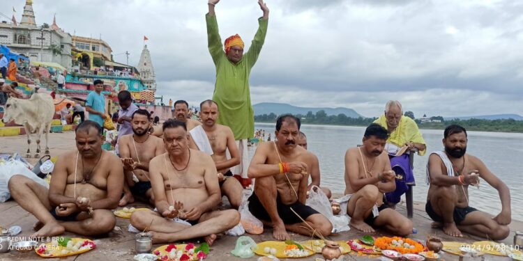 सेठानी घाट पर श्राद्ध एकादशी के अवसर पर पिंडदान तर्पण किया,समाजसेवी निरंतर 24 वर्षों से नर्मदा घाट पर भटकती आत्माओं का कर रहे पिंडदान तर्पण