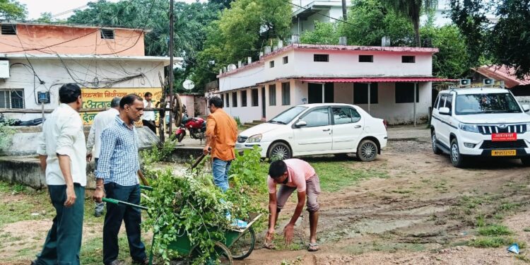 कलेक्‍टर के निर्देश पर अधिकारियों ने स्कूल,अस्पताल एवं आंगनबाड़ियों का किया निरीक्षण,अपने अपने कार्यालयों में चलाया स्‍वच्‍छता अभियान