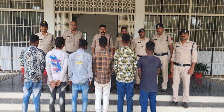 *आगामी आने वाले त्यौहारों को लेकर एक्शन मोड़ में कोतवाली पुलिस* *शहर के मुख्य मार्गों के साथ साथ सुनसान ईलाकों में कोतवाली पुलिस का पैदल मार्च*