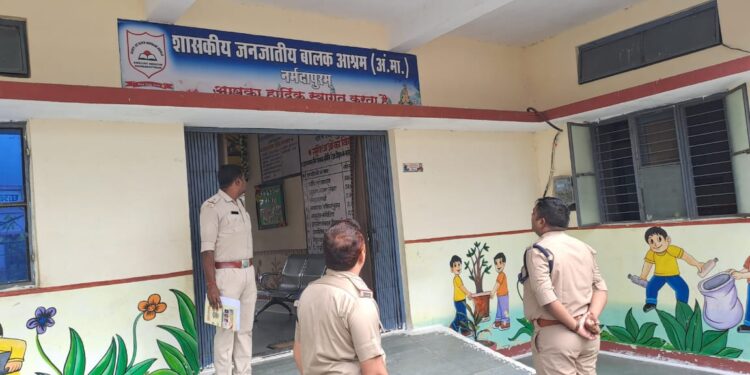 एसपी के निर्देशन में एसडीओपी पराग सैनी के नेतृत्व में नर्मदापुरम में संचालित समस्त शास. छात्रावासों में निवासरत छात्र/छात्राओं एव कर्मचारियों की सुरक्षा बढाने एंव सुरक्षित वातावरण प्रदान करने हेतु निर्देश जारी किये और कियान्वयन किये जाने हेतु निर्देशित किया गया है