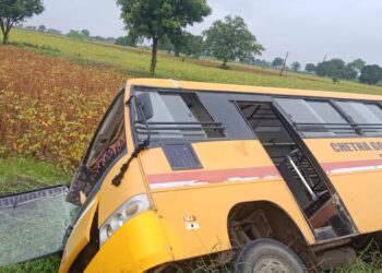 चेतना गुड लाइफ कान्वेंट स्कूल की बच्चों से भारी बस ने मारी पलटी…।