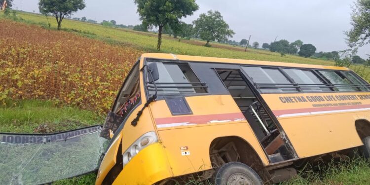 चेतना गुड लाइफ कान्वेंट स्कूल की बच्चों से भारी बस ने मारी पलटी…।