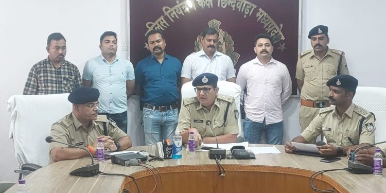 *आखिर क्यों हमला कराया राइस मिल संचालक ने पत्रकार पर*.. *राइस मिल संचालक ने करवाया था पत्रकार पर हमला…* *चौरई मै पत्रकार ललित डेहरिया पर किए गये हमले का हुआ खुलासा* *आईऐ सुनें ,VIDEO*