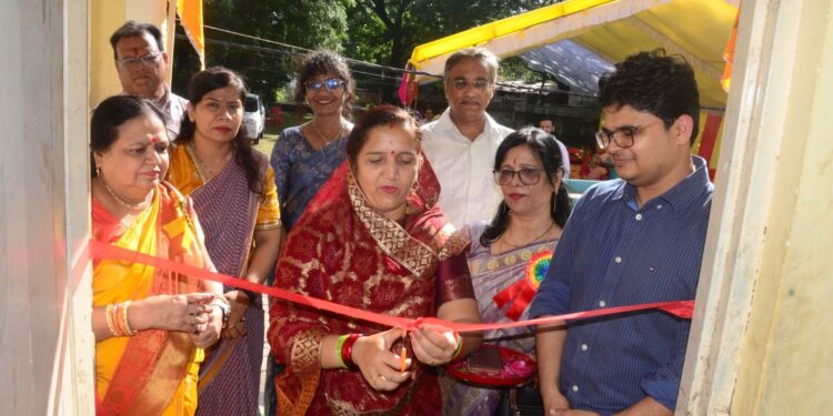 अग्रवाल समाज नर्मदापुरम के पांच दिवसीय भगवान अग्रसेन जयंती समारोह का हुआ भव्य शुभारंभ,नगर पालिका अध्यक्ष नीतू यादव ने पर्यटन धर्मशाला में स्वास्थ्य शिविर का फीता काटकर किया शुभारंभ….