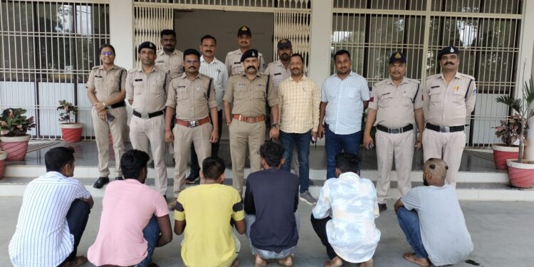 *काम्बिंग गश्त के दौरान कोतवाली पुलिस ने पूरी रात चलाया सर्चिंग अभियान* *क्षेत्र के गुण्डा बदमाषों को चैक कर, लंबे समय से फरार चल रहे 15 स्थाई /गिरफ्तारी वारंटियों को किया गिरफ्तार*
