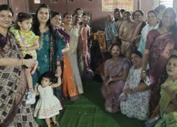 अग्रसेन जयंती महोत्सव के शुभारंभ पर मौजूद महिलाऐं।