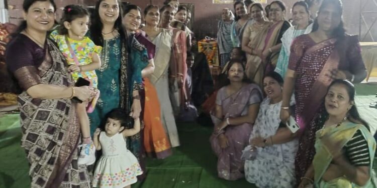 अग्रसेन जयंती महोत्सव के शुभारंभ पर मौजूद महिलाऐं।