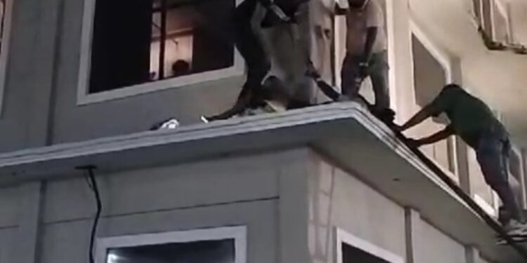 कैमोर के युवक ने जबलपुर के दमोह नाका स्थित मेट्रो अस्पताल में खिड़की से कूद कर जान देने की असफल कोशिश की VIDEO