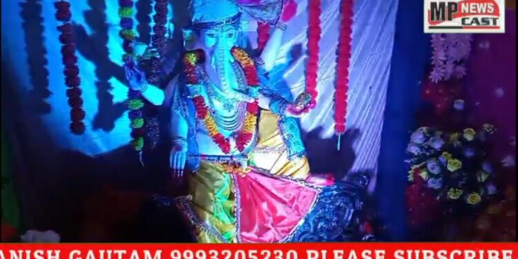 गणपति महोत्सव में महा आरती के बाद 1001 लड्डुओं का भोग लगाया VIDEO