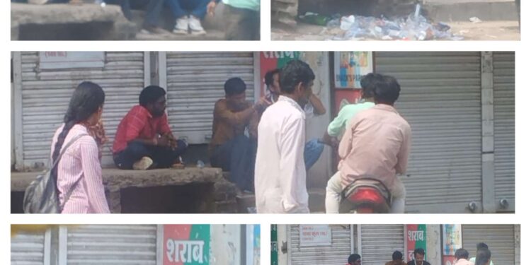 देखें VIDEO कटनी में दिनदहाड़े सड़क किनारे शराब खोरी। गर्ग चौराहे में शराब दुकान के बाहर जमी महफिल।
